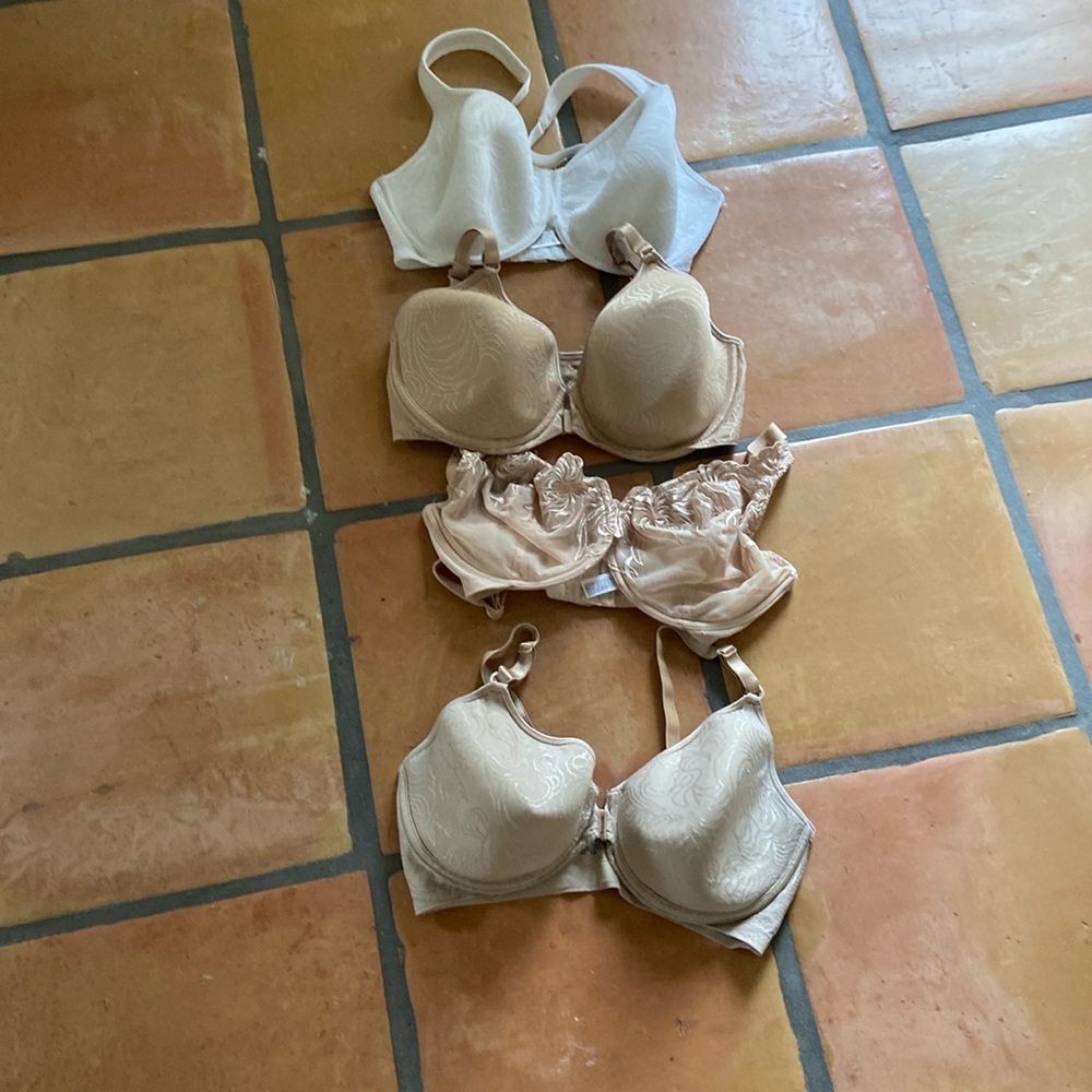 Bundle of 4 bras . 3 are size 34DD, 1 is 34DDD 2 are front snap .